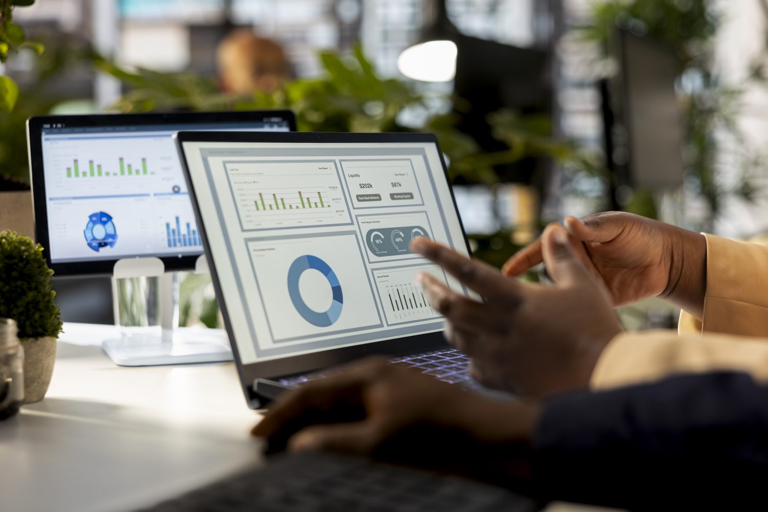 Painel financeiro sendo analisado em um notebook