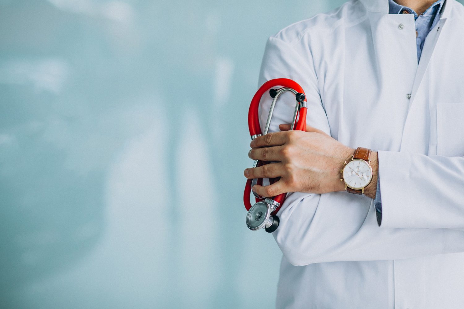 Médico com estetoscópio em uma clínica