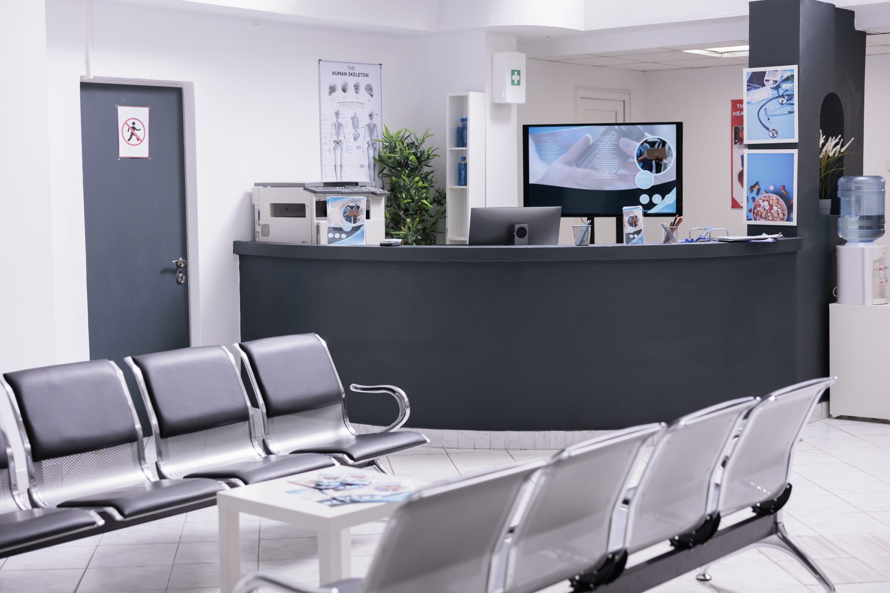 Recepção e sala de espera de uma clínica