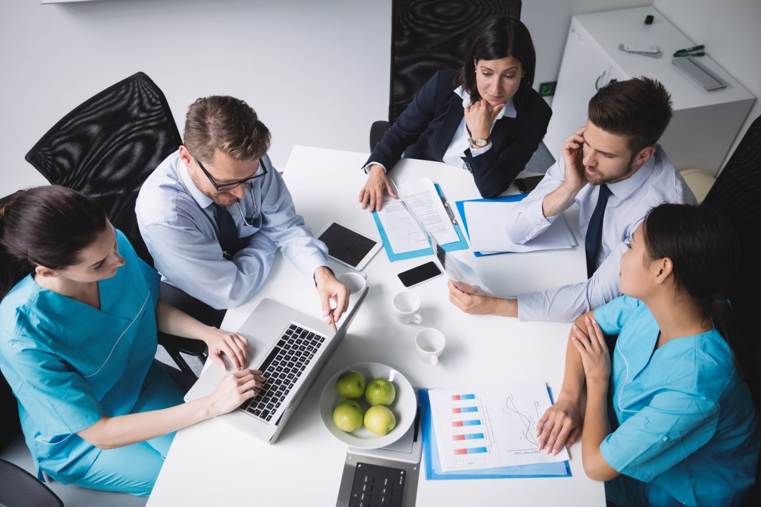 Equipe médica em reunião analisando indicadores